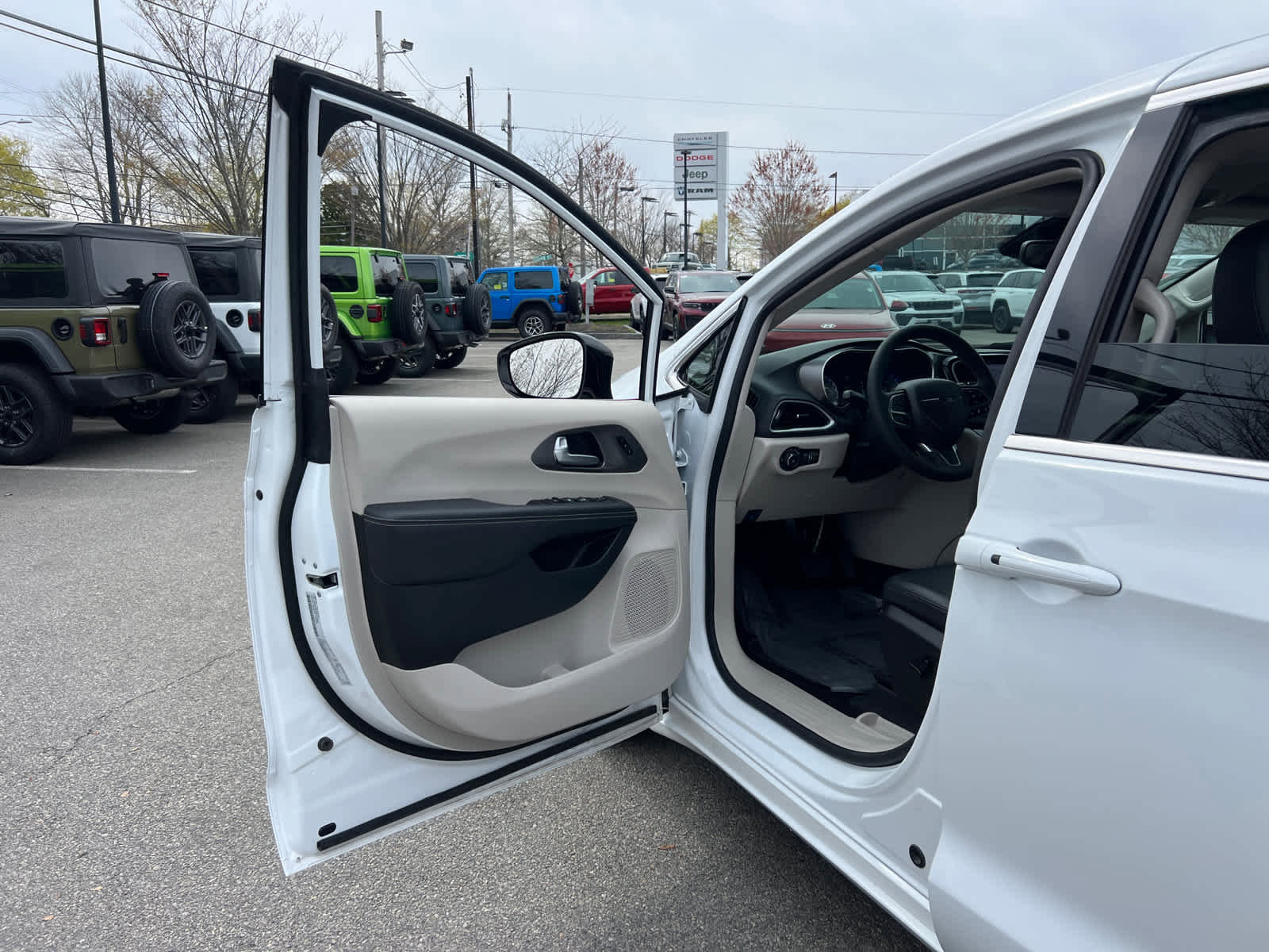 Used 2024 Chrysler Pacifica Touring-L FWD image 15