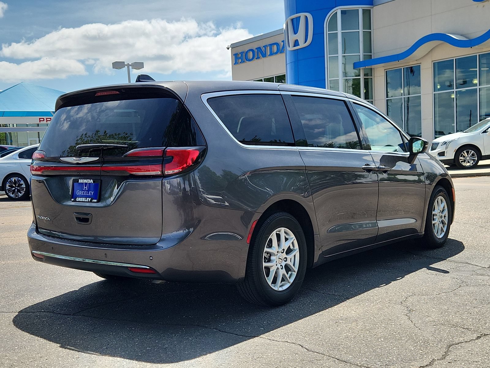 Used 2023 Chrysler Pacifica Touring-L FWD image 5