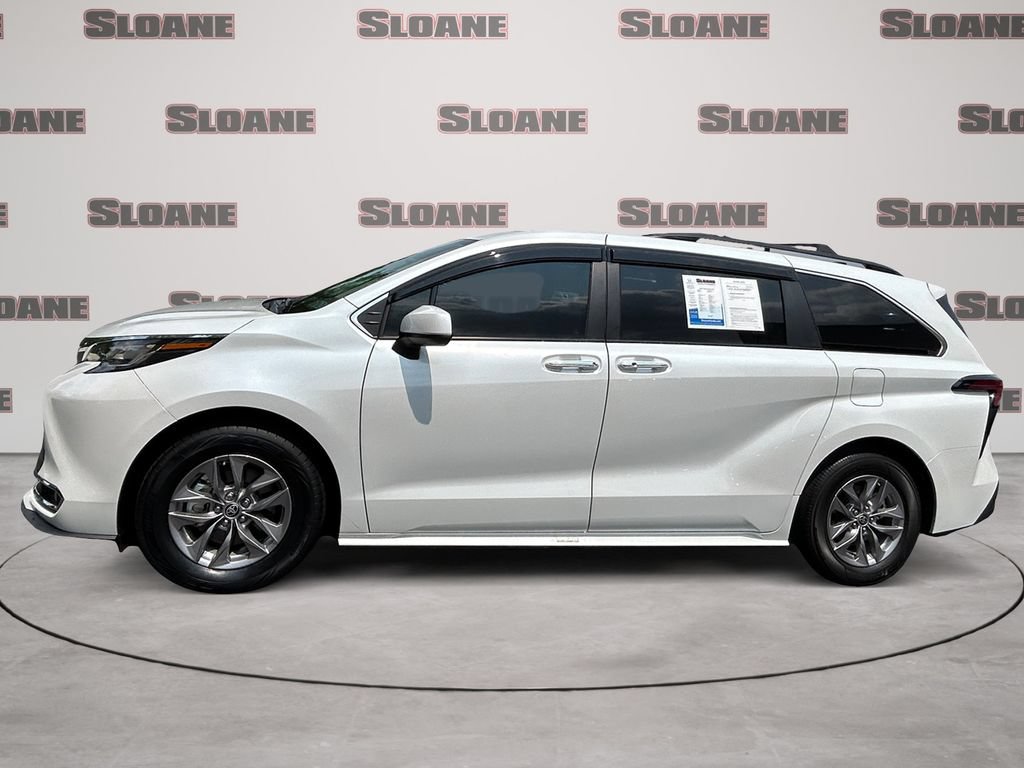 Used 2022 Toyota Sienna XLE w/ XLE Plus Package FWD image 2