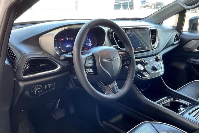 Used 2023 Chrysler Pacifica Limited w/ Uconnect Theater Family Group FWD image 14