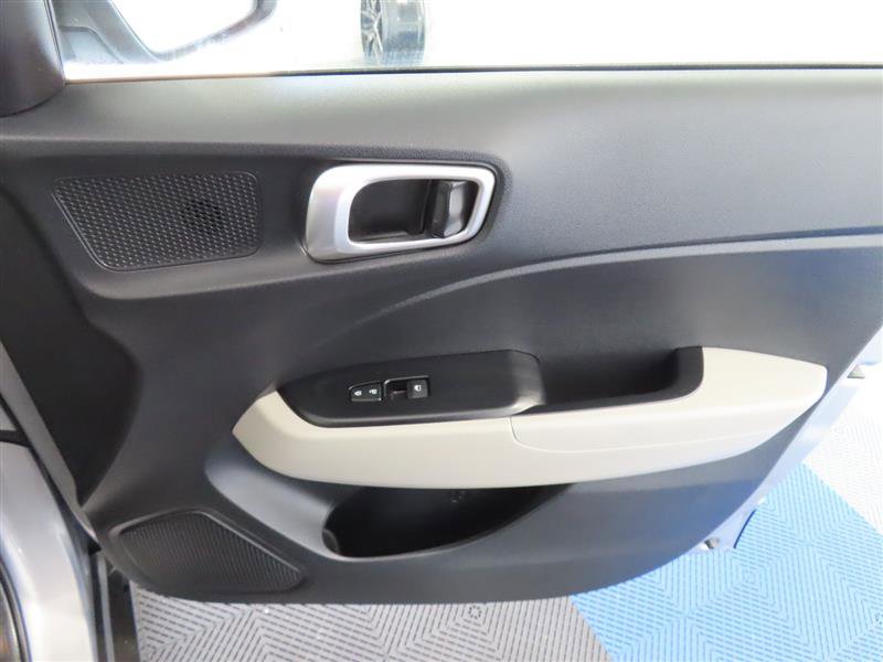 Used 2025 Hyundai Venue SEL FWD image 31