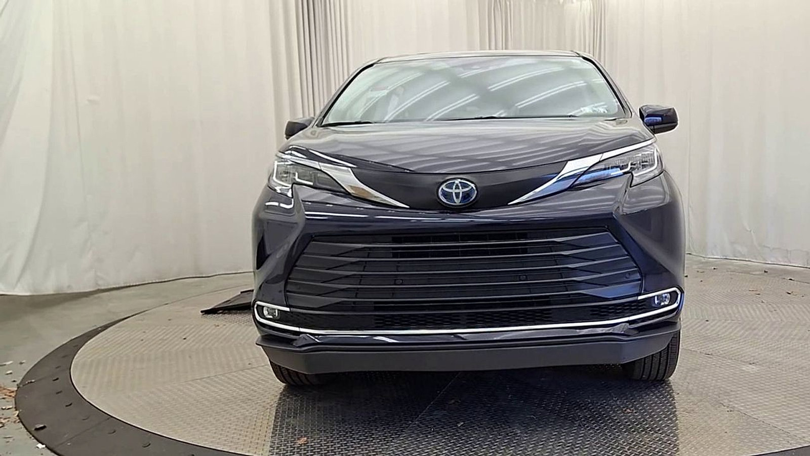 Used 2022 Toyota Sienna XLE FWD image 3
