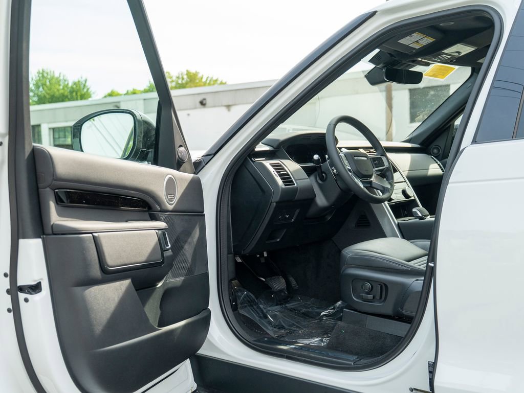 New 2025 Land Rover Discovery S image 10