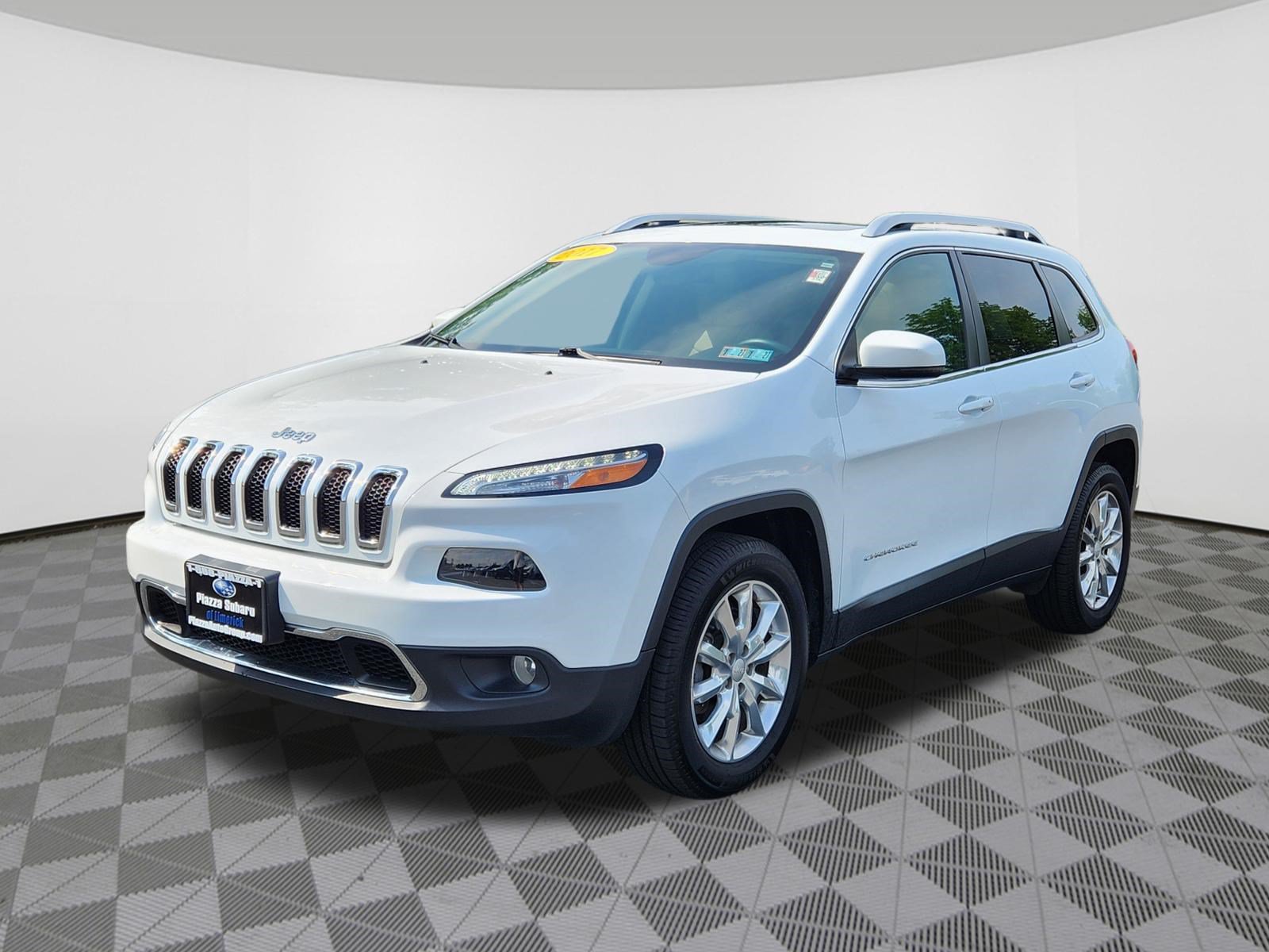 Used 2017 Jeep Cherokee Limited AWD/4WD image 2