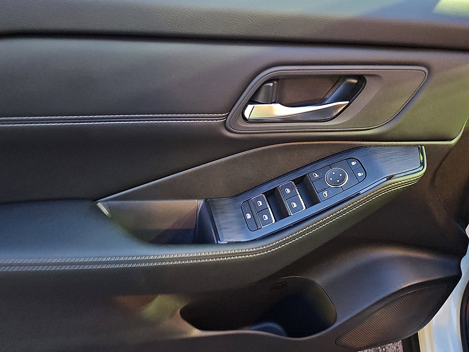 Used 2025 Nissan Rogue SL image 13