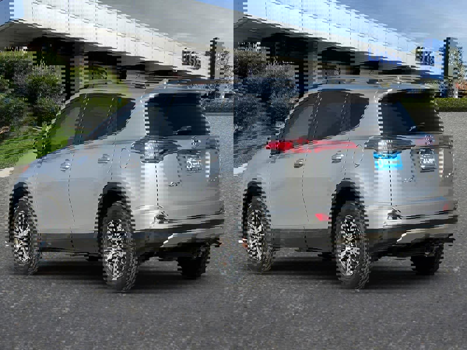 Used 2018 Toyota RAV4 XLE image 7