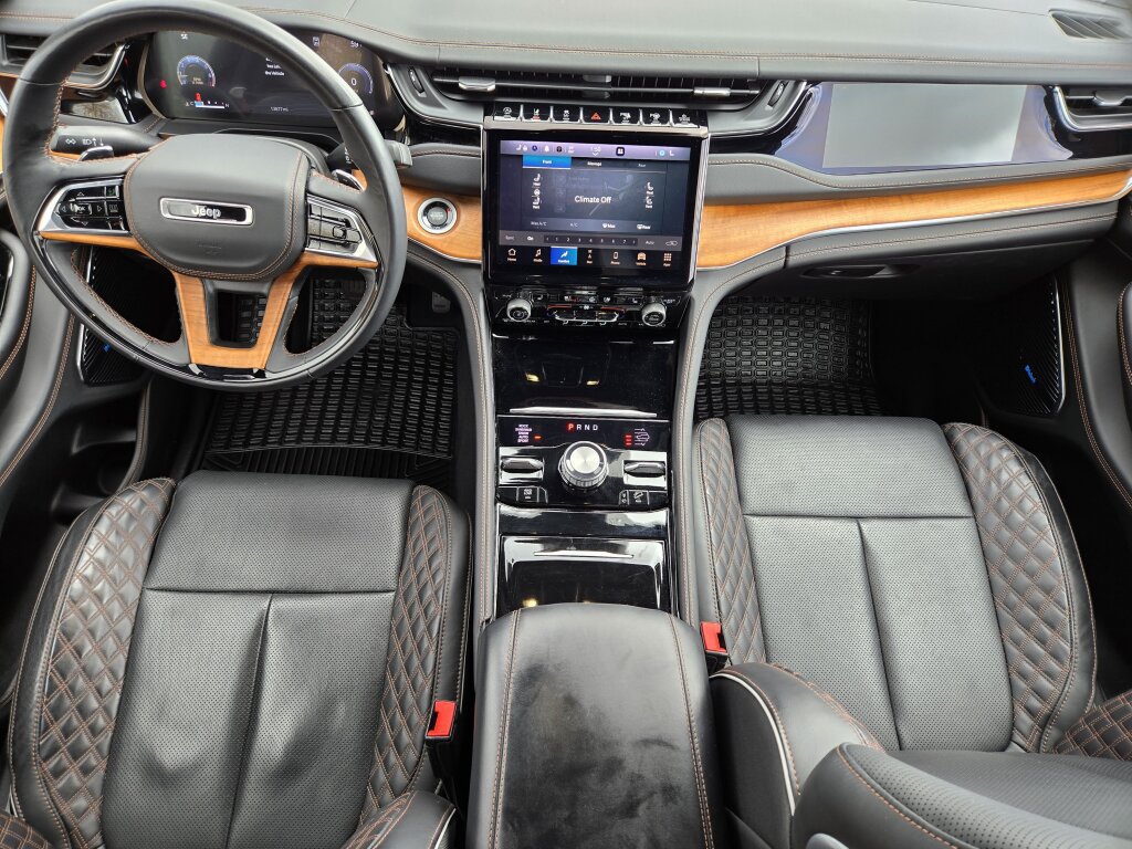 Used 2023 Jeep Grand Cherokee Summit AWD/4WD image 11