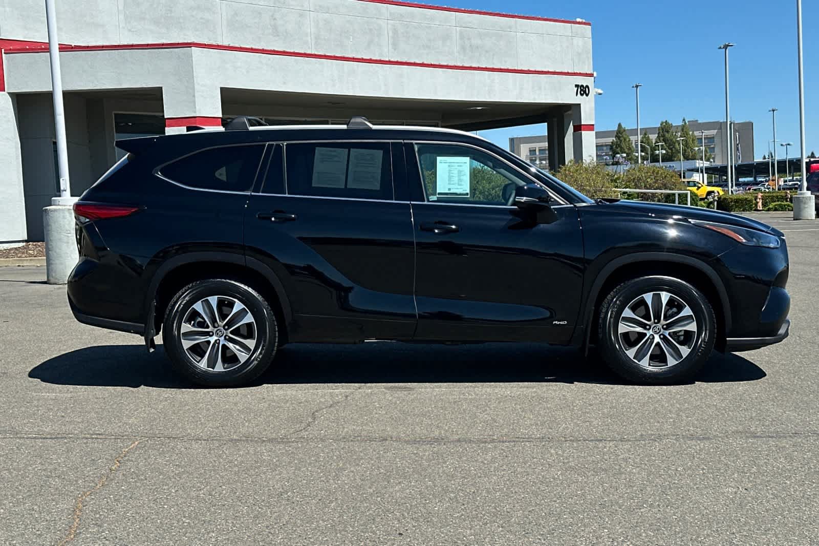 Used 2022 Toyota Highlander XLE AWD/4WD image 6
