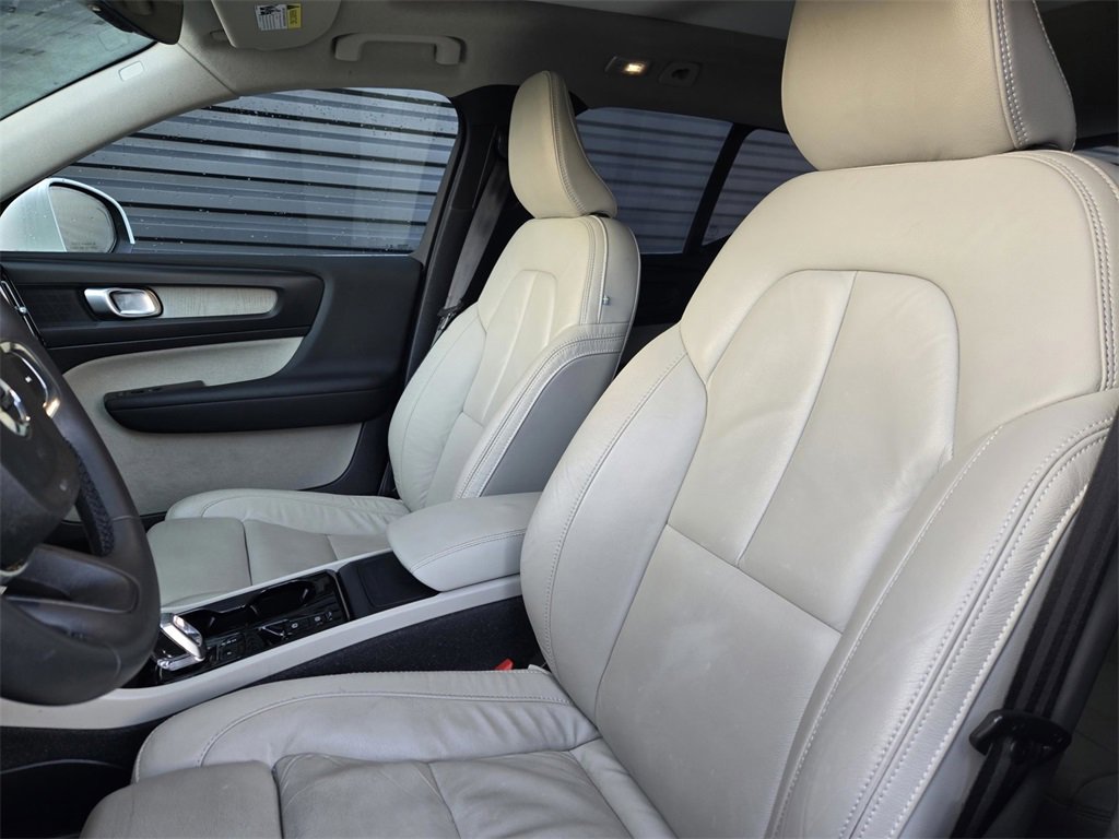 Used 2023 Volvo XC40 B5 Plus image 19