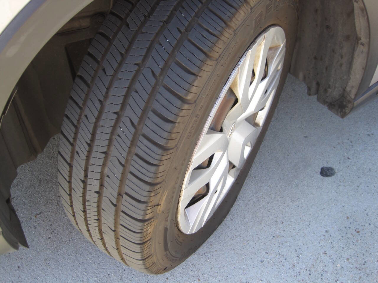 Used 2019 Toyota C-HR LE image 18