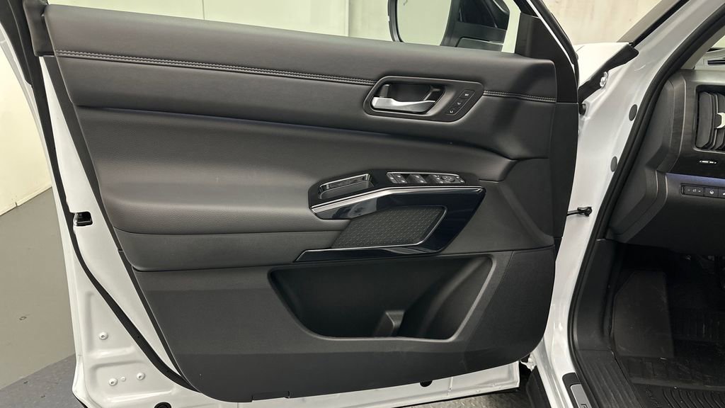 New 2026 Nissan Pathfinder Platinum AWD/4WD image 16