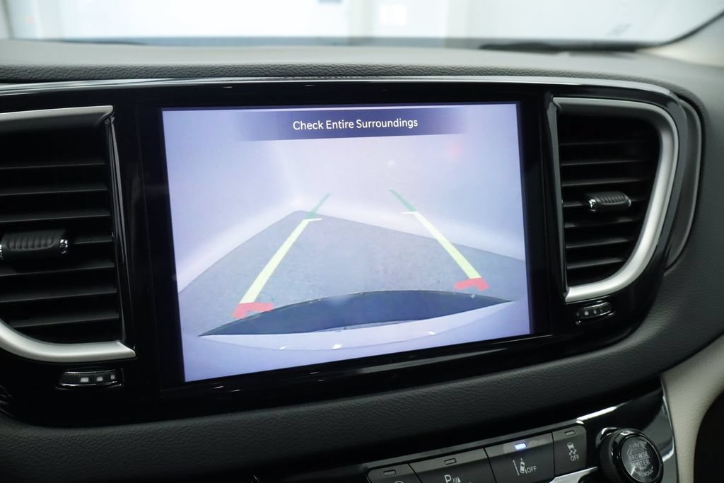 Certified 2023 Chrysler Pacifica Touring-L FWD image 34