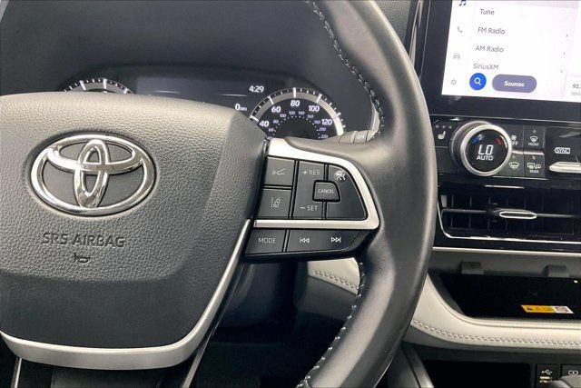 Used 2024 Toyota Highlander XLE FWD image 22