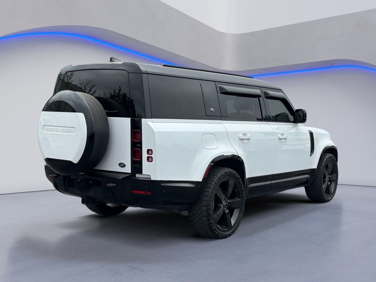 Used 2023 Land Rover Defender 130 X-Dynamic SE image 11