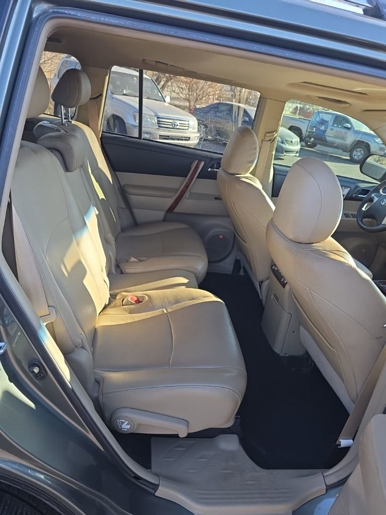 Used 2013 Toyota Highlander Limited image 18