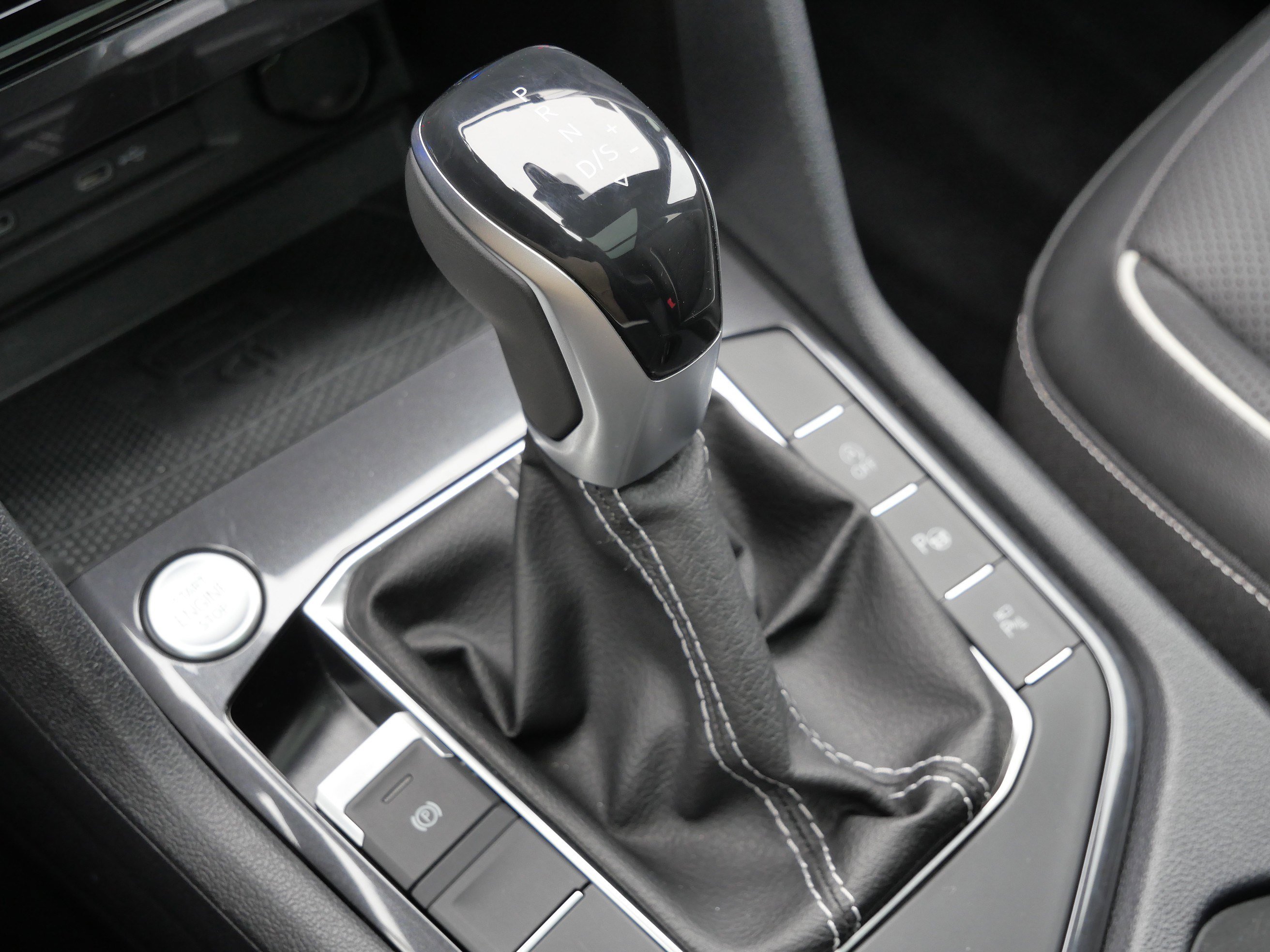 Certified 2022 Volkswagen Tiguan SEL R-Line image 25