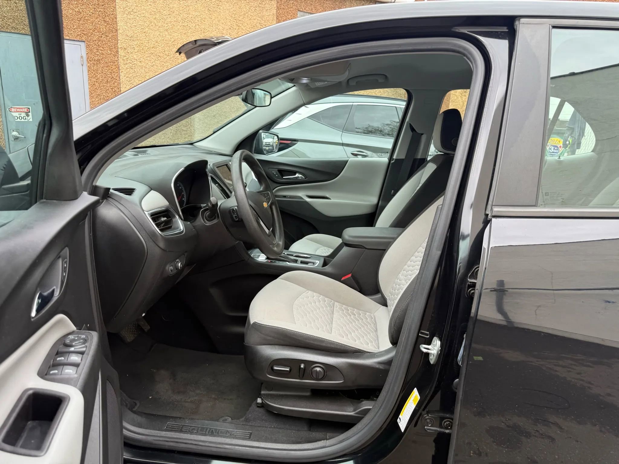 Used 2021 Chevrolet Equinox LS image 24