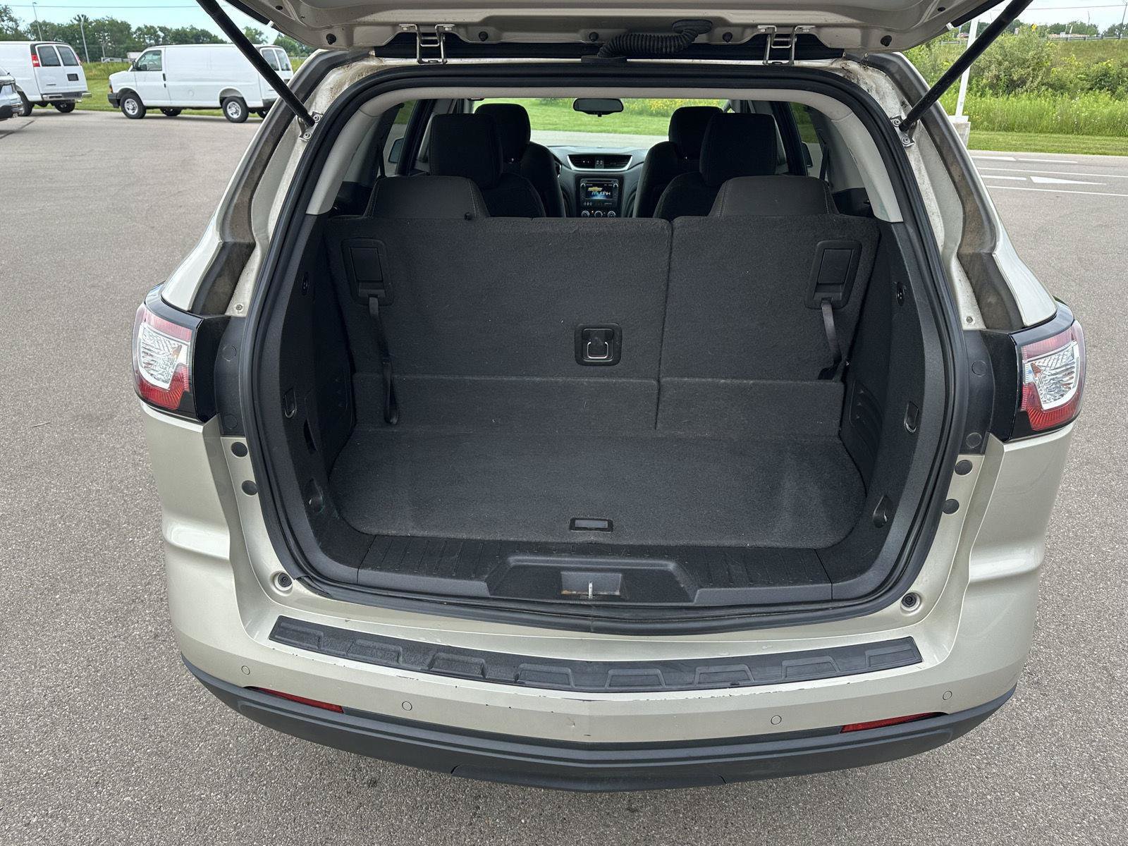 Used 2015 Chevrolet Traverse LT w/ Style and Technology Package FWD image 4
