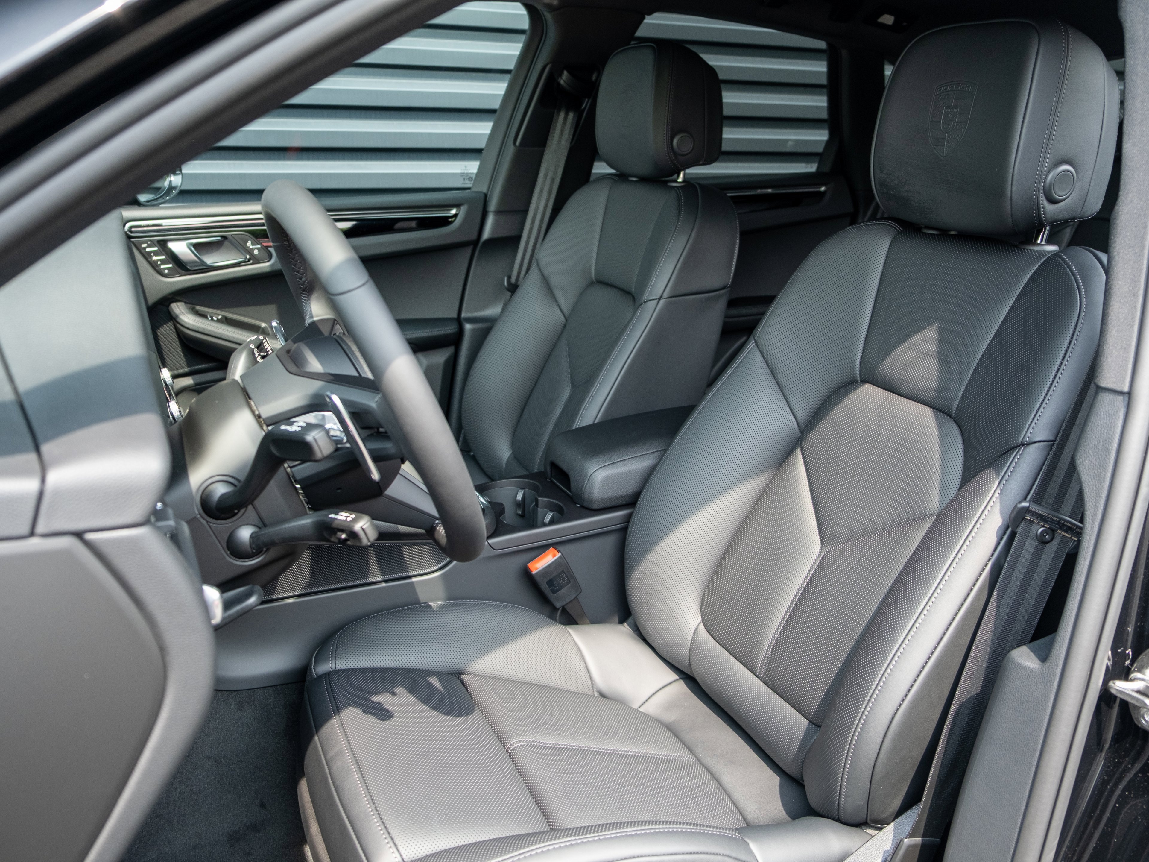 Certified 2025 Porsche Macan image 5