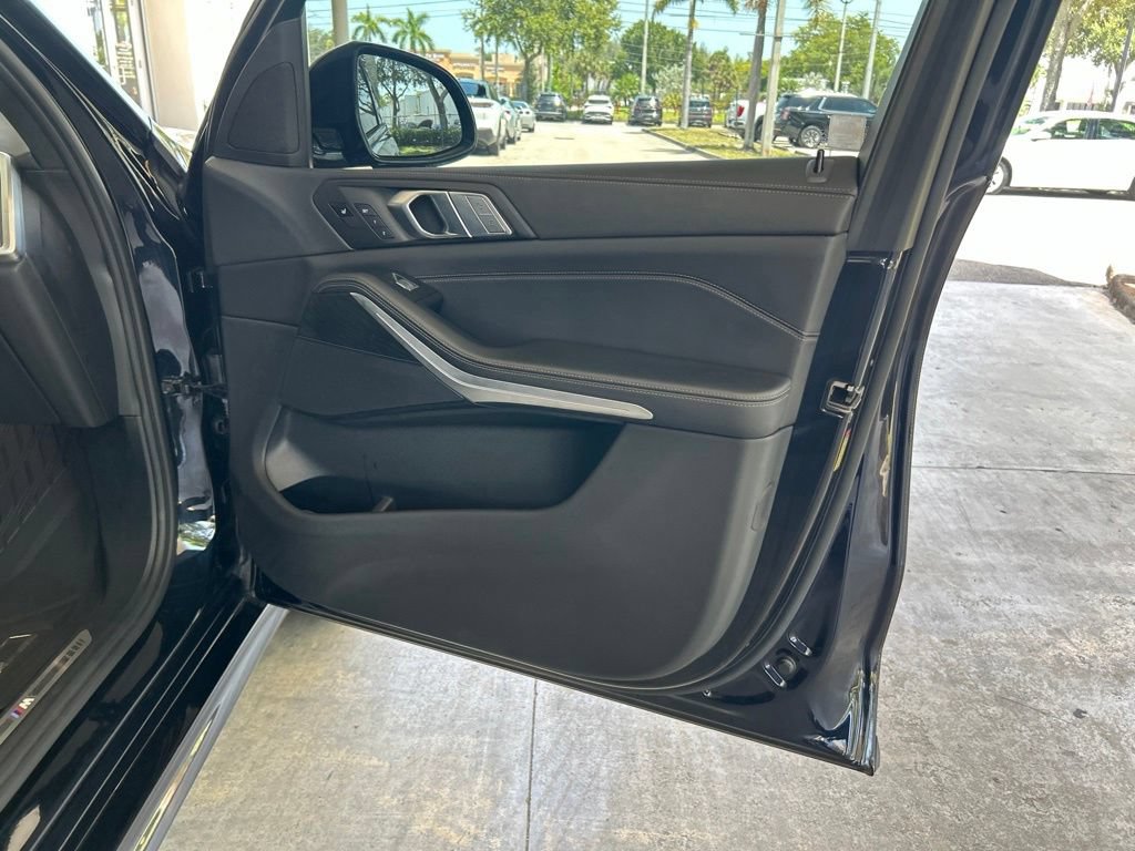 Used 2022 BMW X7 xDrive40i w/ M Sport Package AWD/4WD image 29