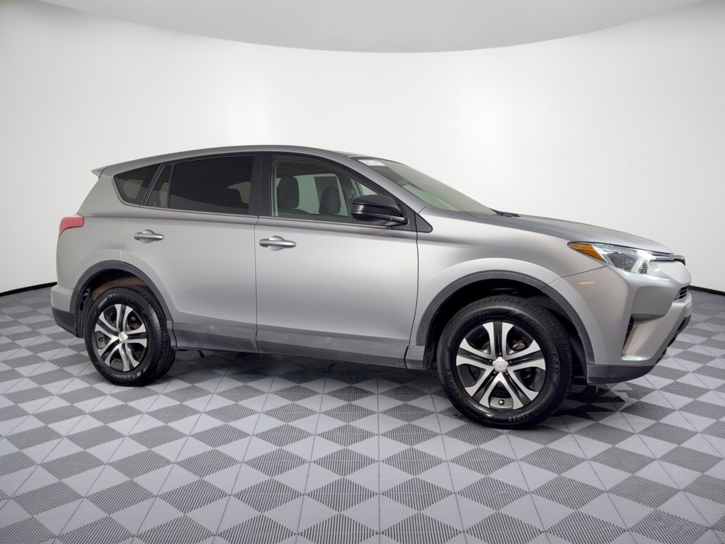 Used 2018 Toyota RAV4 LE FWD image 8
