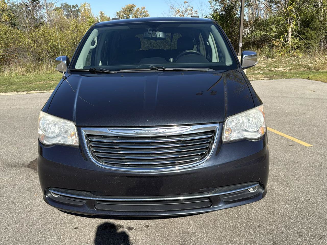 Used 2014 Chrysler Town & Country Touring-L FWD image 2