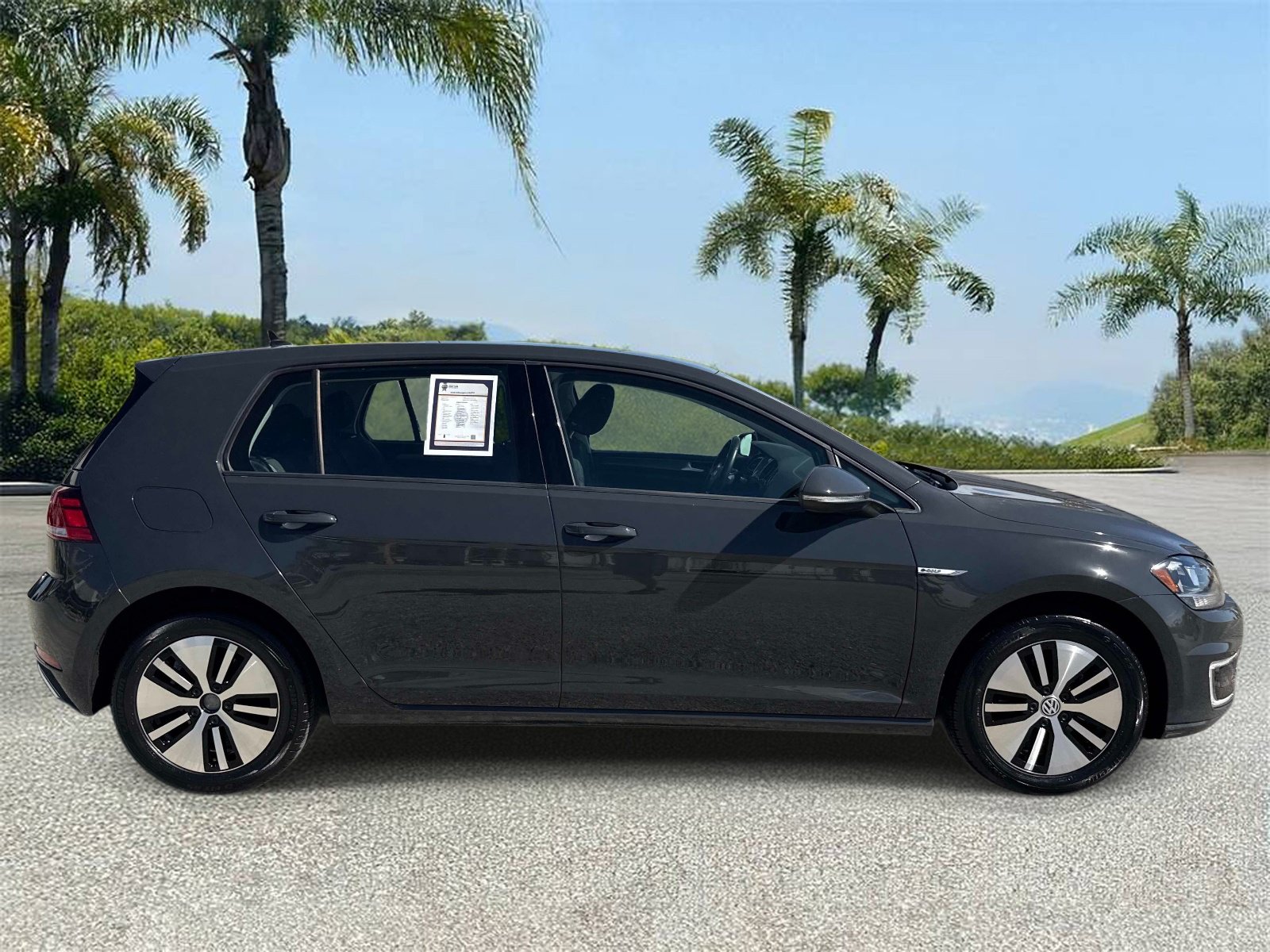 Used 2018 Volkswagen e-Golf SE w/ DC Fast Charging Package FWD image 3
