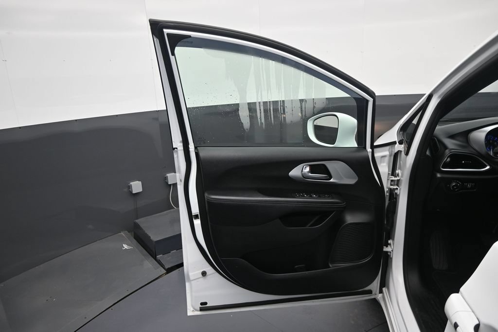 Used 2019 Chrysler Pacifica Touring Plus w/ Advanced Safetytec Group FWD image 12