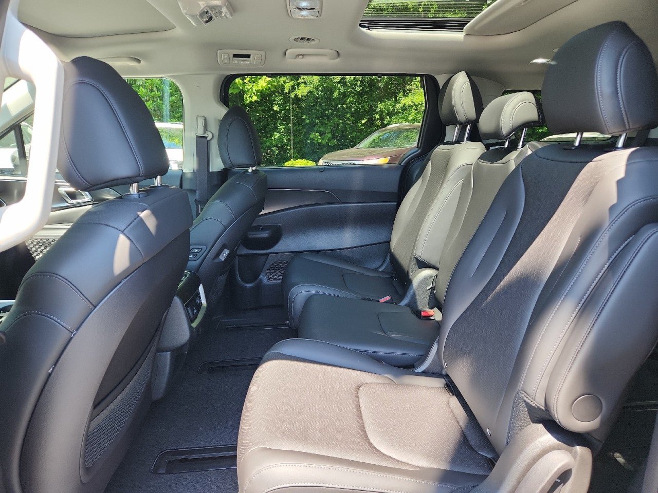 New 2026 Kia Carnival SX w/ SX Dark Edition Package FWD image 36
