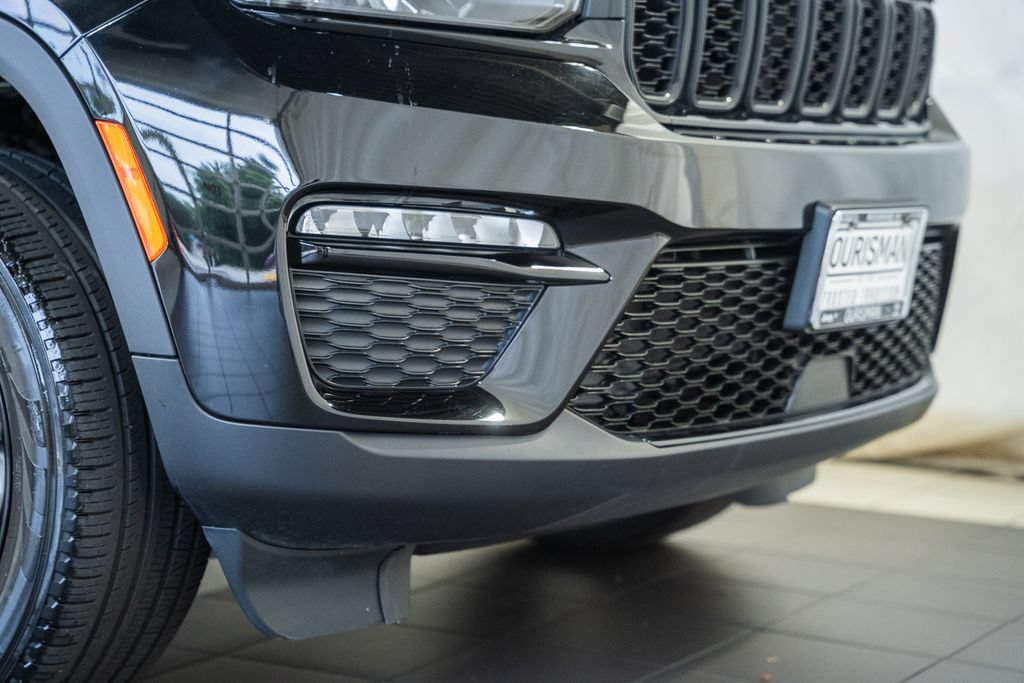 Certified 2023 Jeep Grand Cherokee Limited w/ Black Appearance Package AWD/4WD image 19