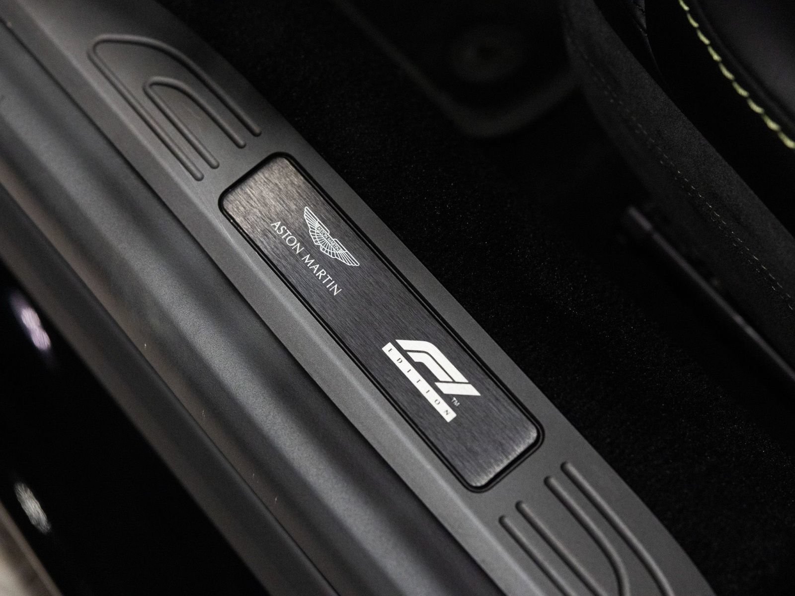 Used 2023 Aston Martin V8 Vantage Roadster RWD image 25
