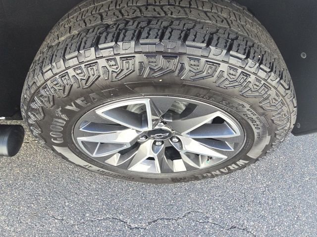 Used 2024 Chevrolet Suburban Z71 w/ Luxury Package image 32