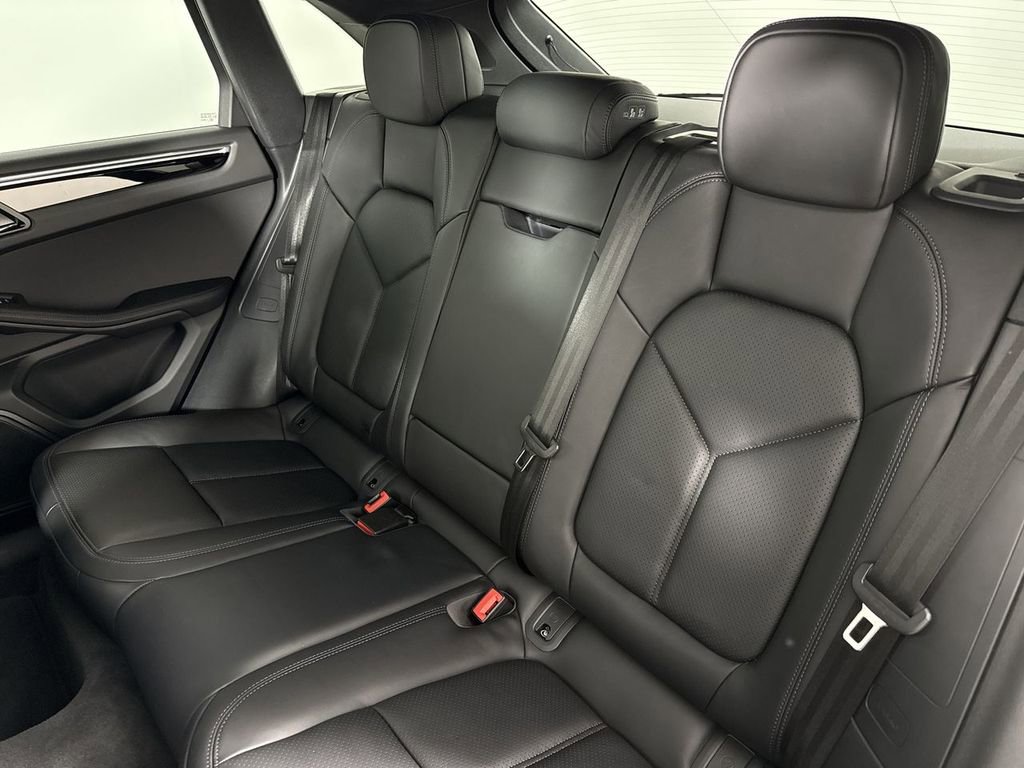 Certified 2025 Porsche Macan image 22