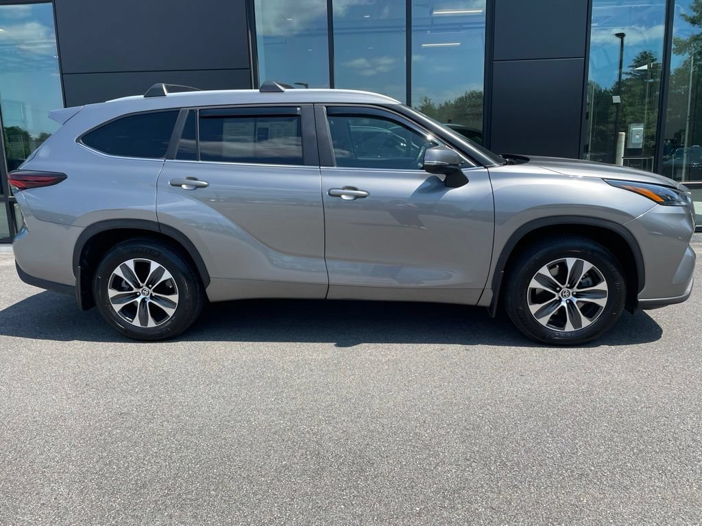 Used 2025 Toyota Highlander XLE AWD/4WD image 3