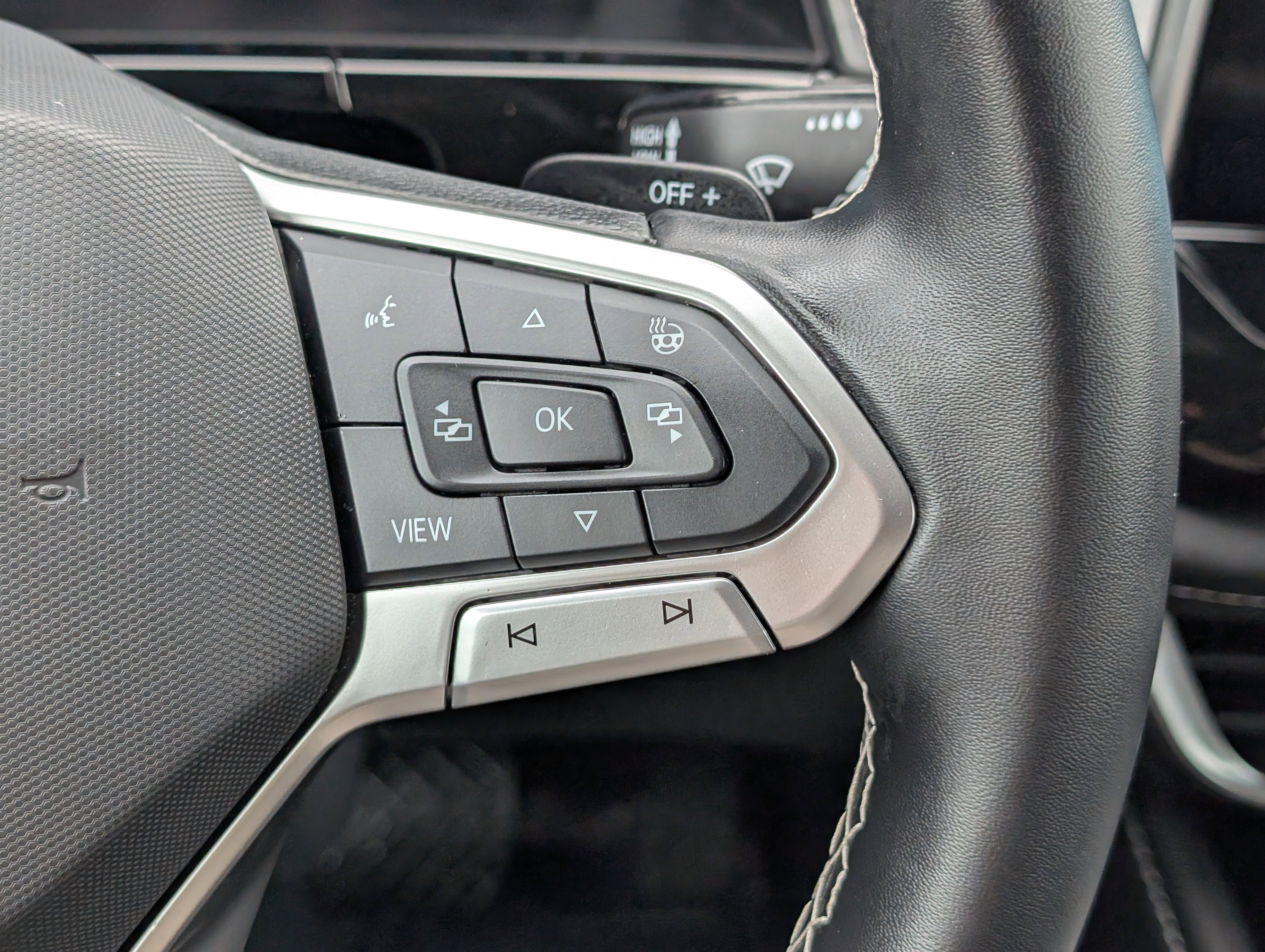 Used 2025 Volkswagen Atlas Cross Sport SE image 23