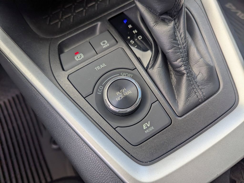 Used 2020 Toyota RAV4 XLE image 23