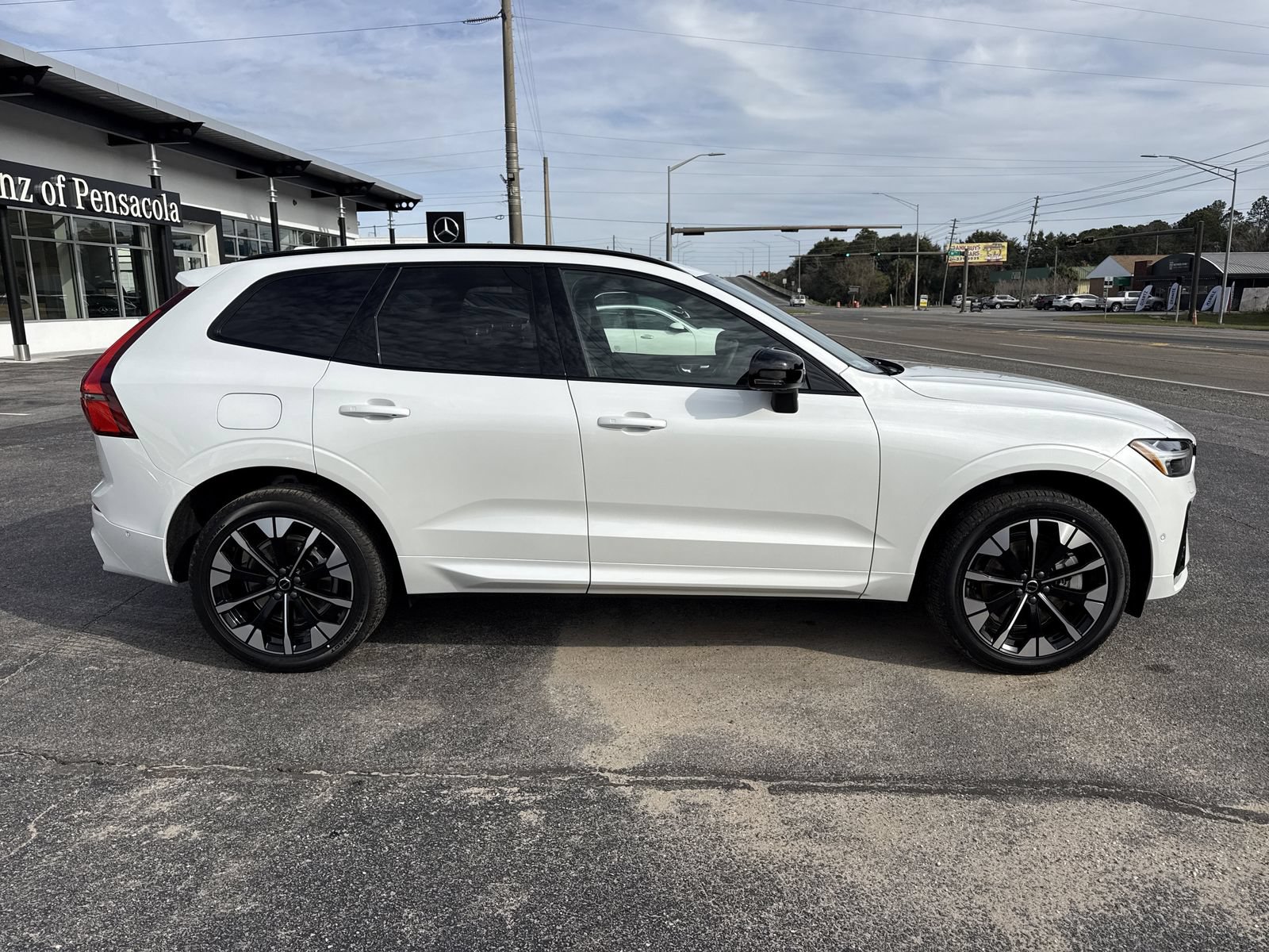 New 2026 Volvo XC60 T8 Plus w/ Protection Package Premier AWD/4WD image 6