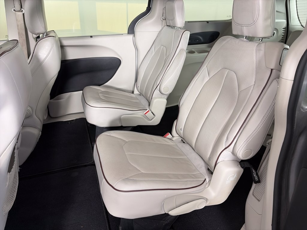 Used 2017 Chrysler Pacifica Limited w/ Advanced Safetytec Group FWD image 12