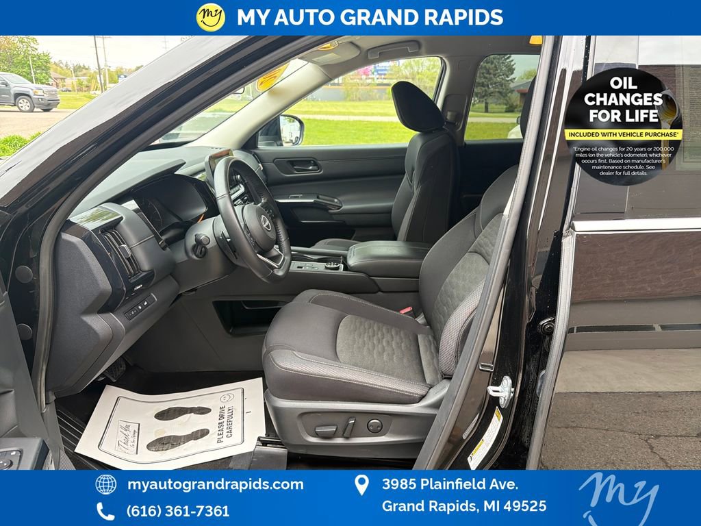 Used 2025 Nissan Pathfinder SV AWD/4WD image 9