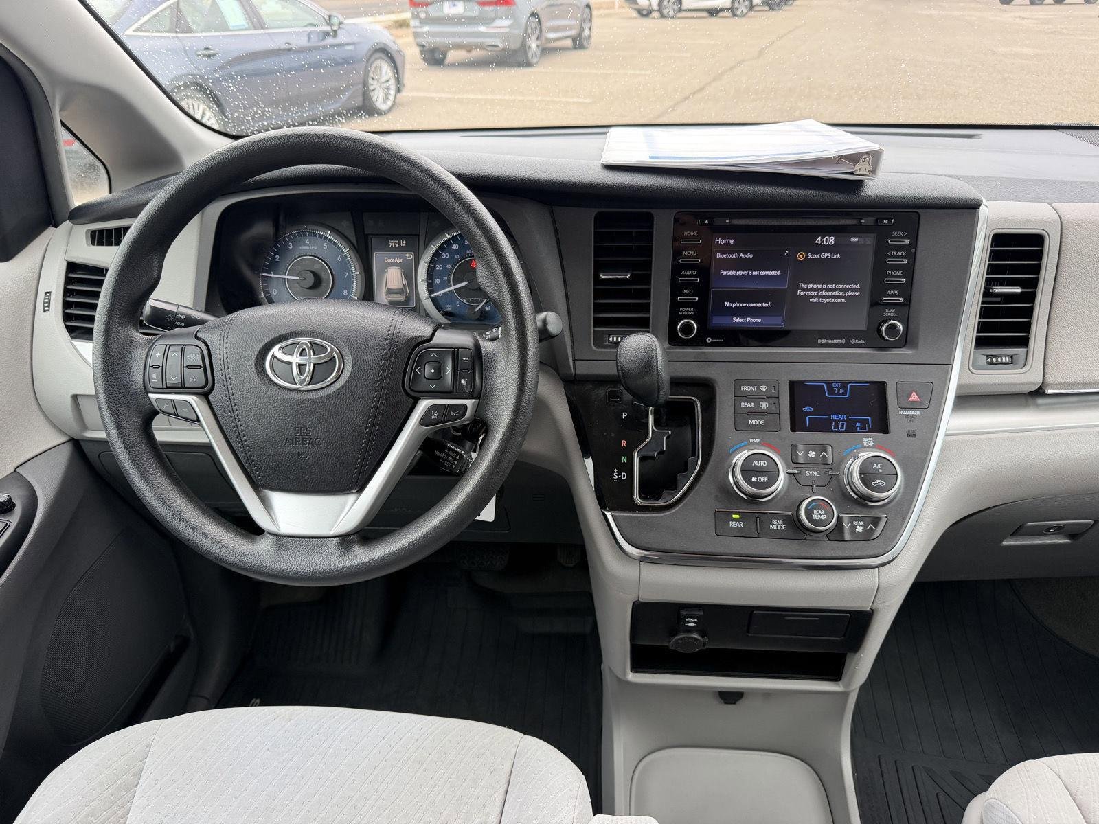 Used 2018 Toyota Sienna LE w/ Carpet Mat Package image 29