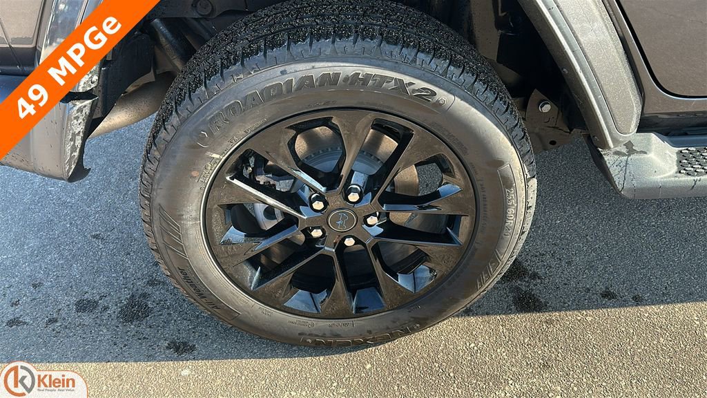 Used 2025 Jeep Wrangler Sahara image 9