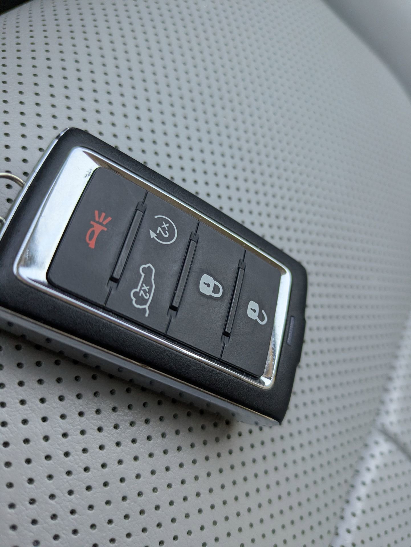 Used 2022 Jeep Grand Cherokee Overland w/ Luxury Tech Group IV AWD/4WD image 38