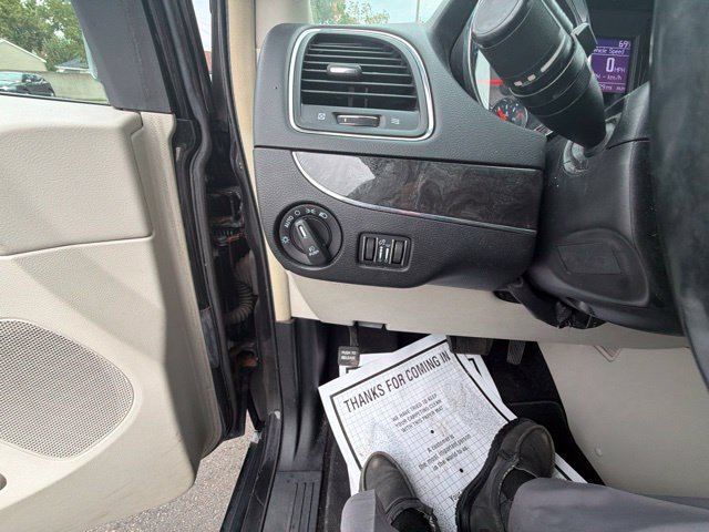 Used 2015 Chrysler Town & Country Touring FWD image 37