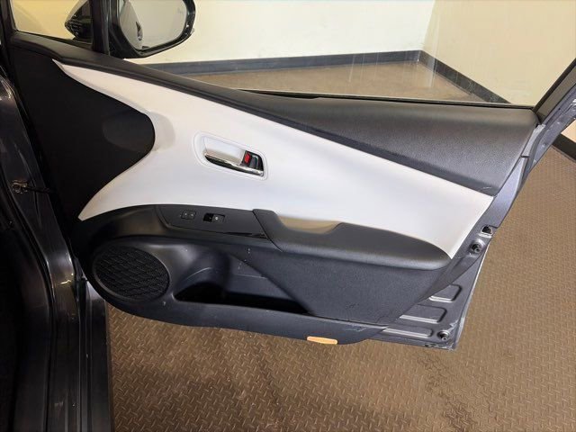 Used 2017 Toyota Prius Prime Advanced w/ Carpet Mat Package image 31