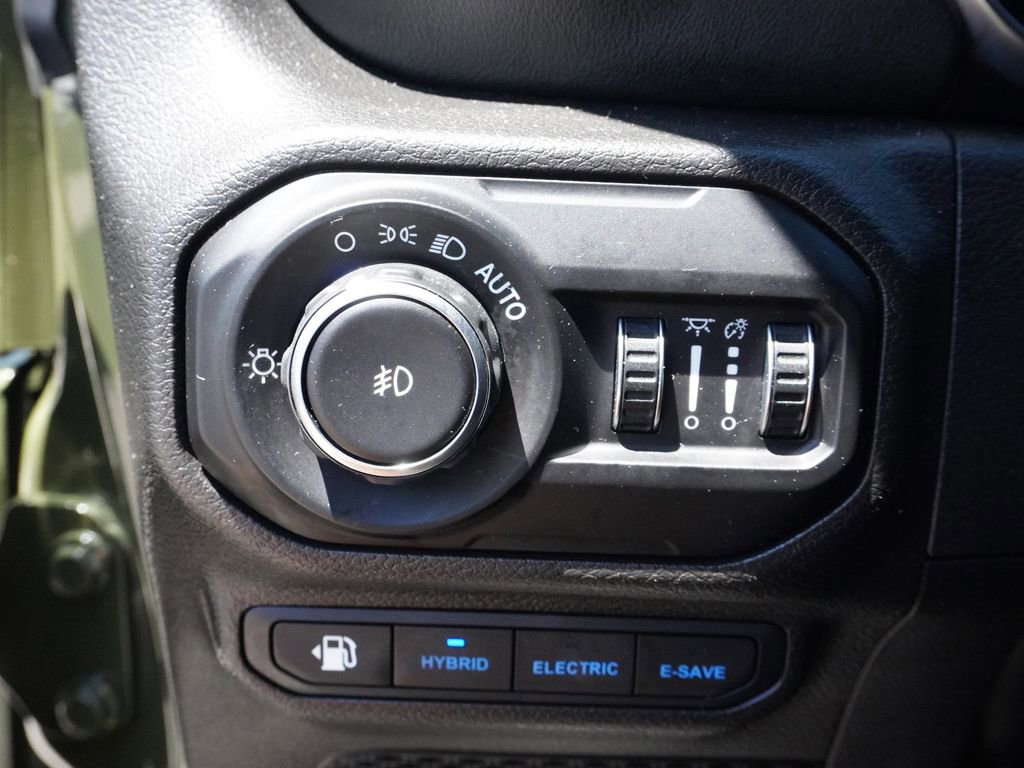 Used 2022 Jeep Wrangler Unlimited Sahara w/ Cold Weather Group AWD/4WD image 38
