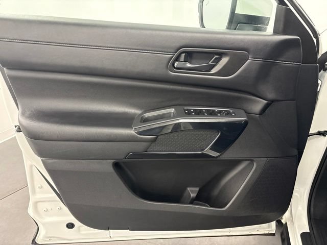 Used 2025 Nissan Pathfinder SV AWD/4WD image 16