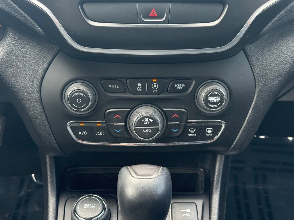 Used 2019 Jeep Cherokee Latitude Plus w/ Comfort/Convenience Group image 13