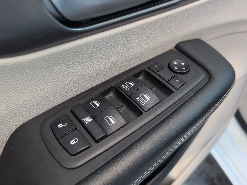 Used 2024 Chrysler Pacifica Touring-L image 22