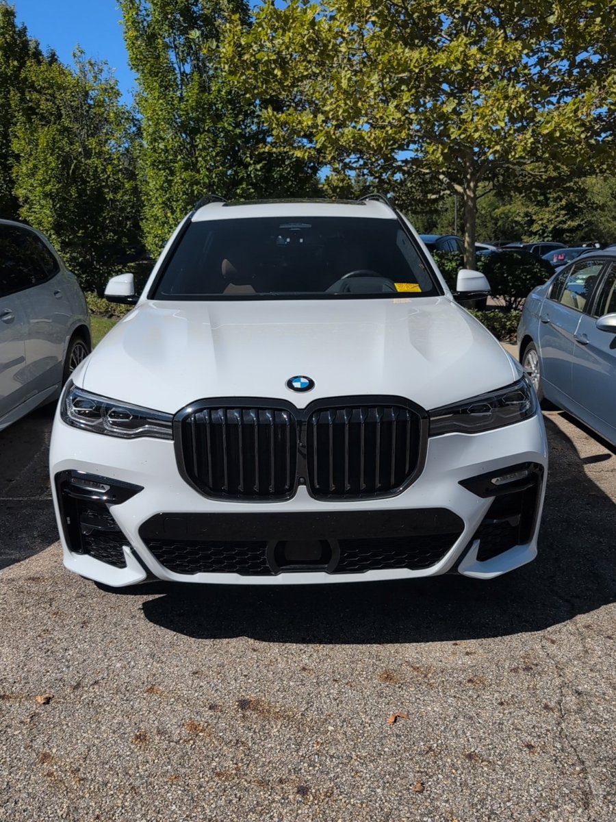 Used 2022 BMW X7 xDrive40i w/ M Sport Package AWD/4WD image 6