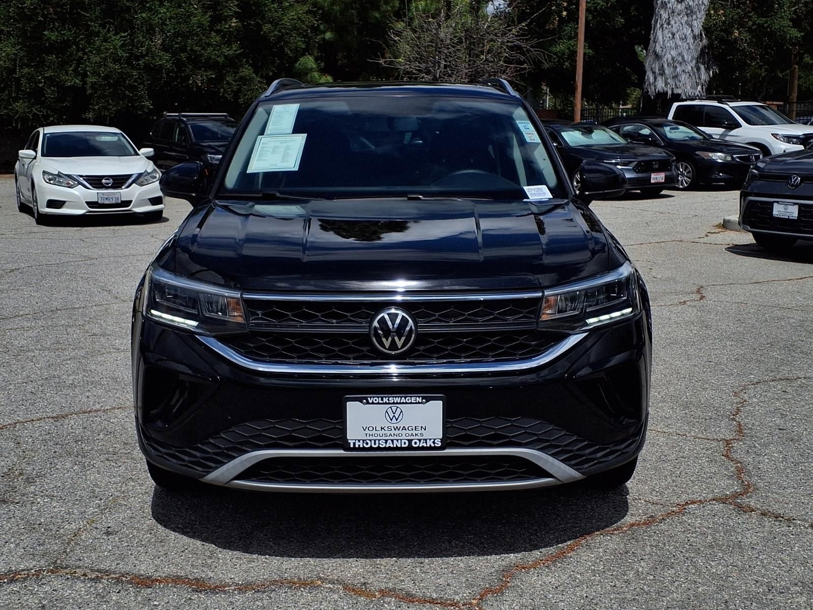 Used 2022 Volkswagen Taos SE w/ Panoramic Sunroof Package FWD image 2